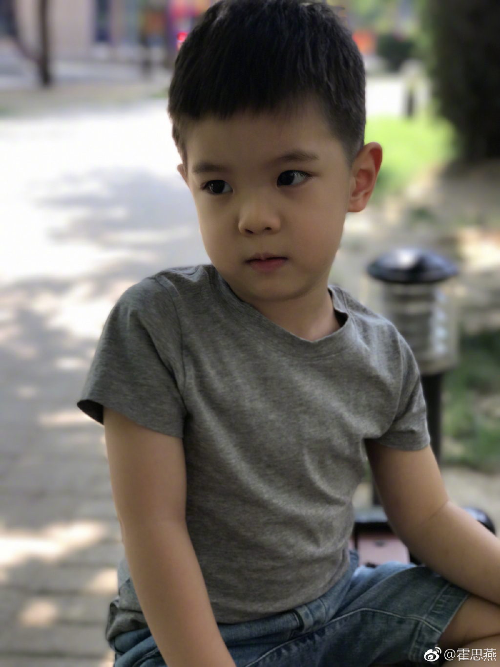 所以看到嗯哼小时候单眼皮的样子,霍思燕估计也是真的有点着急吧.