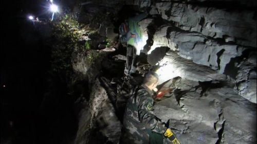 山东济南:驴友登山迷路 消防官兵急救援 (1)