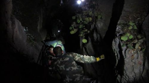 山东济南:驴友登山迷路 消防官兵急救援 (2)