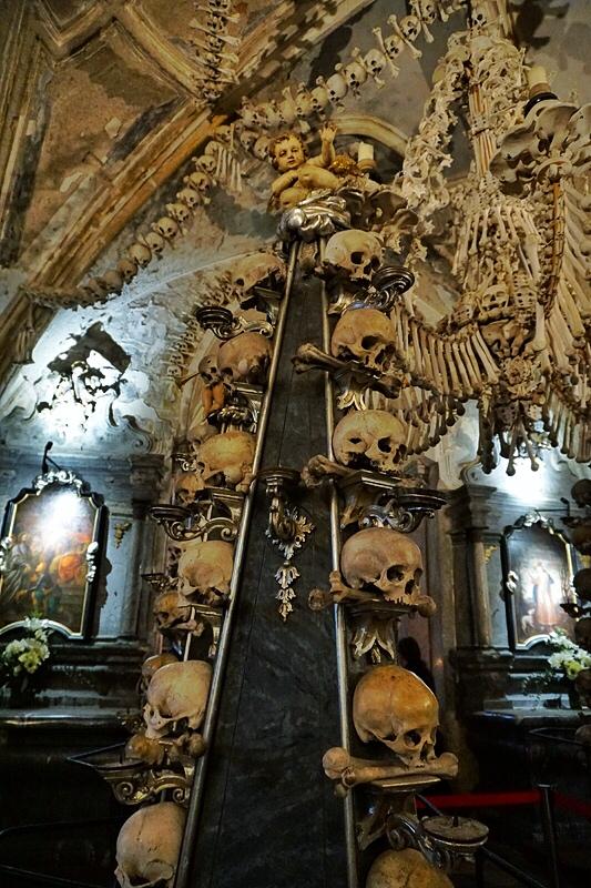 14世纪黑死病,诞生了用4万副人骨装饰的教堂