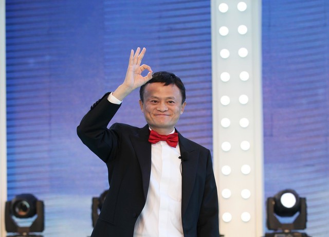 马云在群里回复说,"为阿里这些了不起的同事点赞",还加了个大拇指