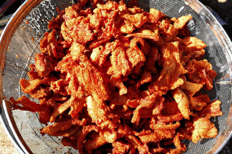 传统美食集市上现做 脂渣50块钱一斤