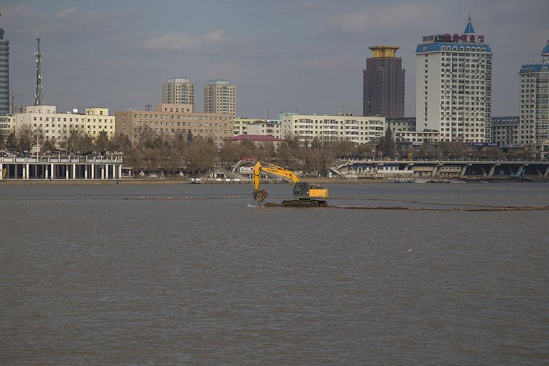 技高人胆大 挖掘机在松花江中疏通航道让人提心吊胆