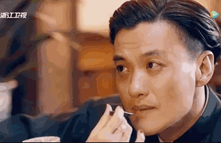 (((0)))现场的大boss看懂周一围的"三变"眼神,并且高声点赞,和张国荣