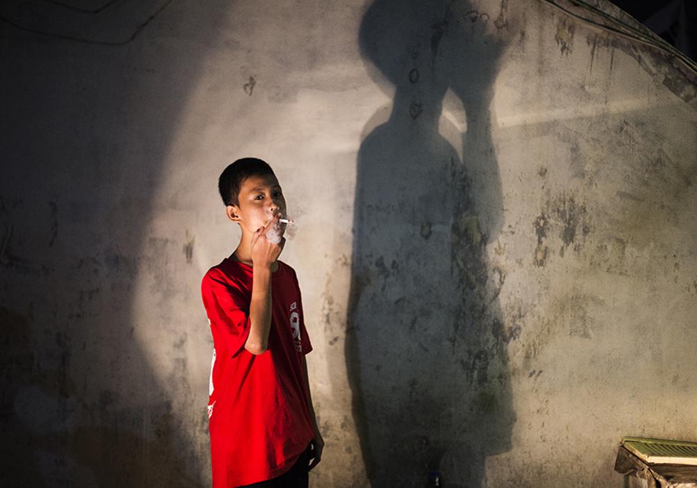 这个国家十岁男童抽烟很常见,有的几岁每天吸40根烟