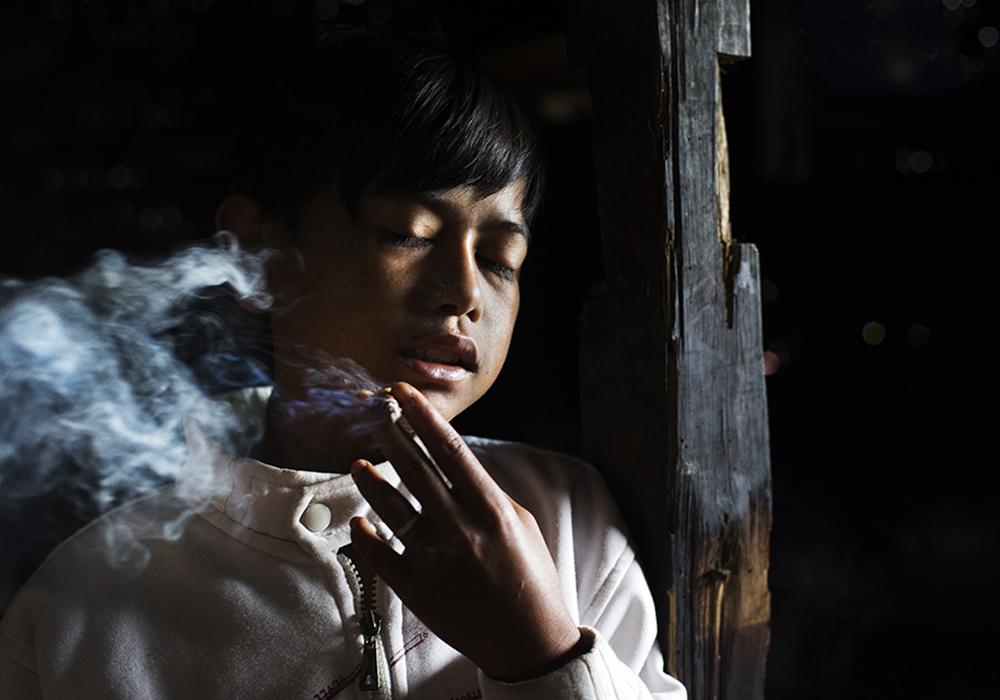 正文0 1/10 在印度尼西亚超过70%的男子吸烟,13到15岁的男孩占有40%