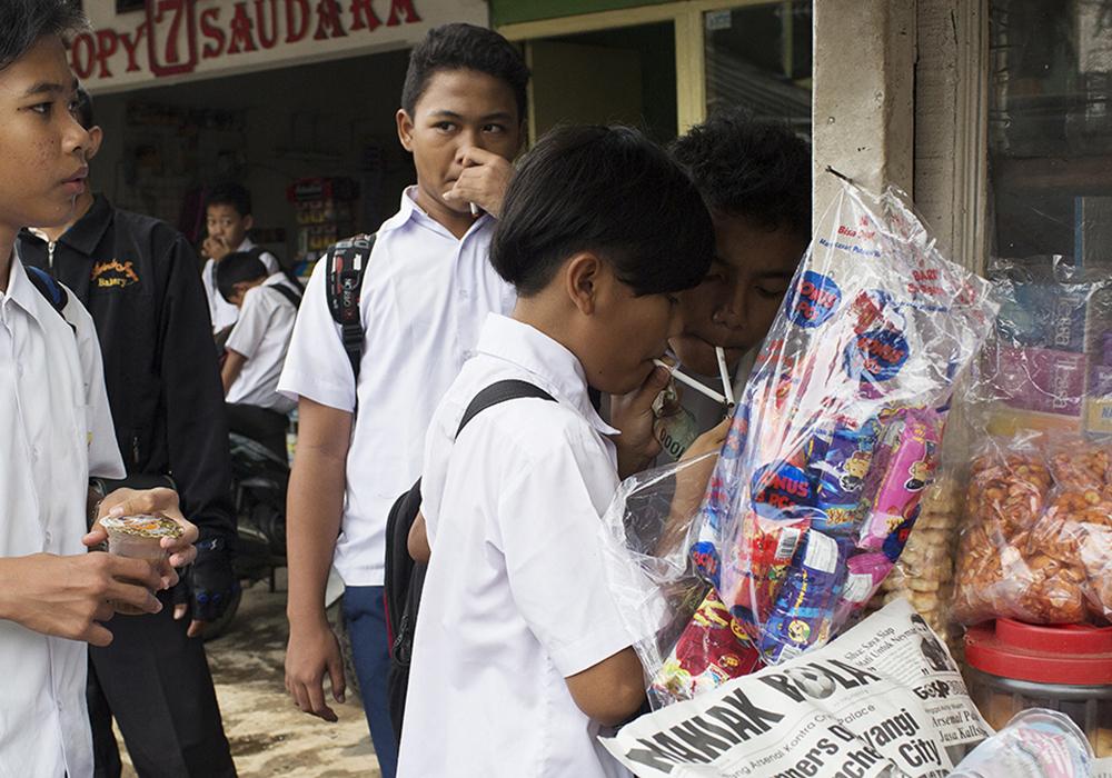 这个国家十岁男童抽烟很常见,有的几岁每天吸40根烟