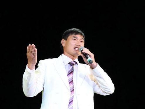 大衣哥成名后传绯闻,农村老婆改变自己挽回老公