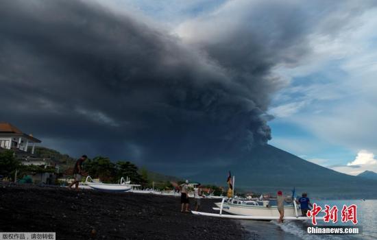 印尼阿贡火山再喷发 喷出灰雨高度达4000米(图)