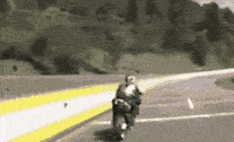 惊心动魄三十秒极速过弯失败摩托骑手遭殃