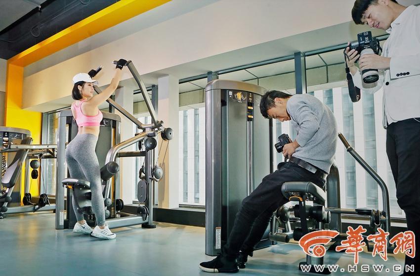 成为健身教练之后,给会员授课的同时,高倩将自己健身的小视频发到了短