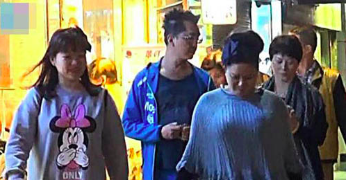 香港男星带三个“老婆”逛街，靠讨论定谁侍寝，生活十分和谐，网友:长见识了！ - 7
