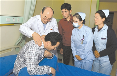 党的十九大代表,省藏医院副院长昂青才旦深入病房查房.