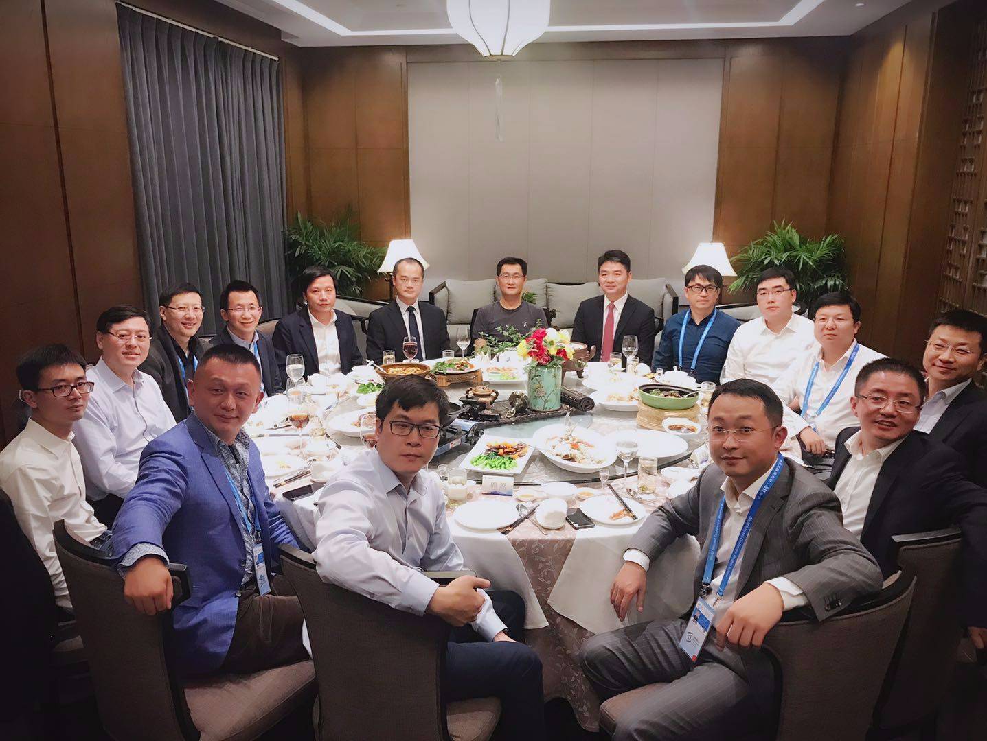 马化腾为核心的这张照片刷屏"tmd"都齐了 昨天,有两场重要的互联网