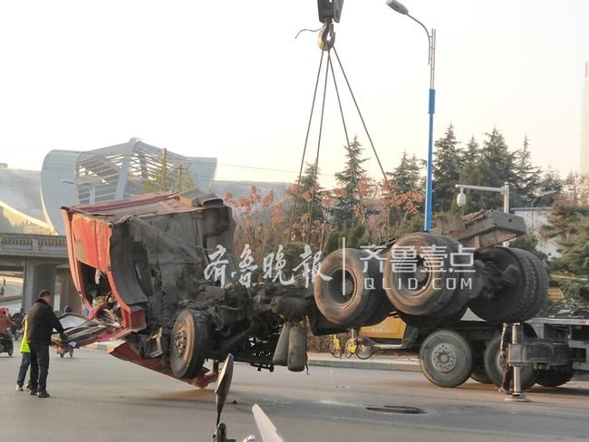 泰安:大货车失控,撞坏路灯和路边公交车