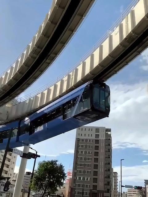 日本的悬挂电车 总有一种要掉下来的感觉