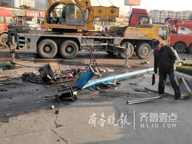 泰安:大货车失控,撞坏路灯和路边公交车