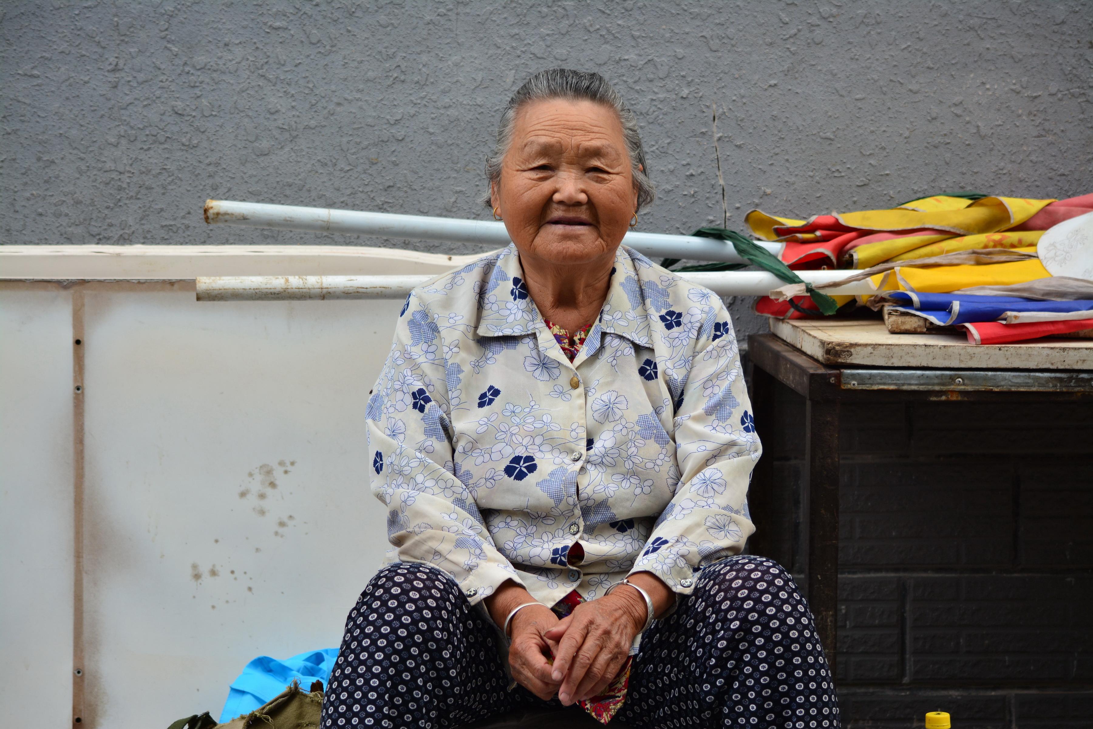 八旬奶奶十多年如一日,城裡賣鞋墊一天掙七塊錢