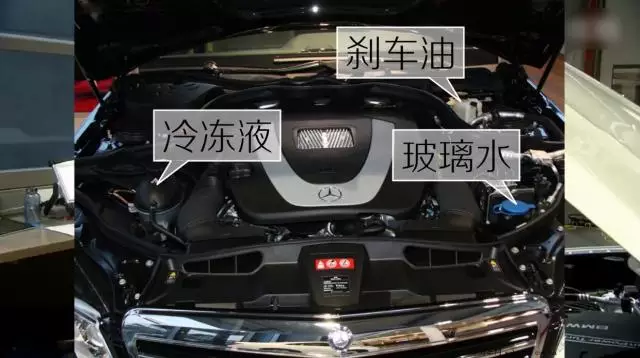 检查发动机,小伙伴要让店内人员告诉我们玻璃水,冷冻液,刹车油的位置