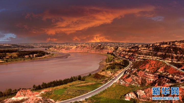 9月27日拍摄的陕西省神木市中鸡镇丹霞地貌风光.