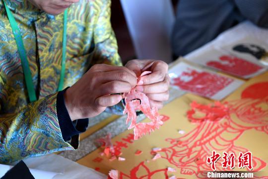 长白山满族撕纸技艺. 王东明 摄