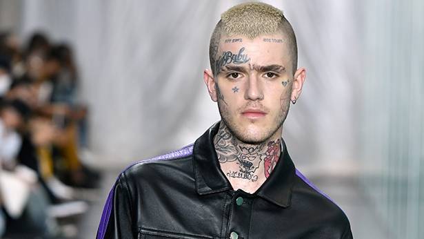 上个月去世的说唱新星利尔-皮普(lil peep)举行葬礼,家人朋友齐聚