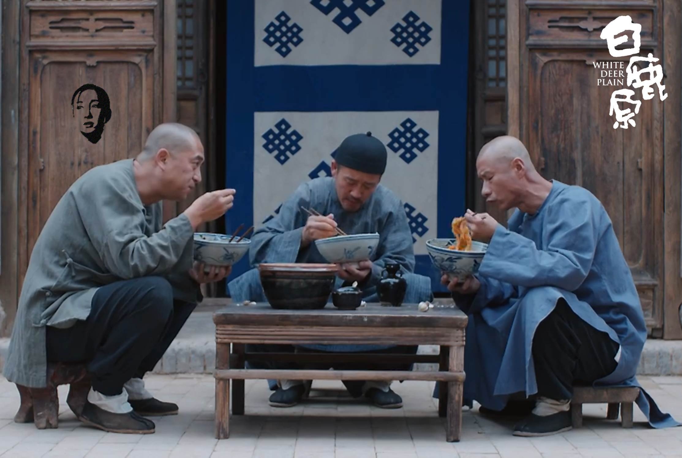 《白鹿原》里白嘉轩(张嘉译饰)几个人围着矮桌吃油泼面,从食物到坐姿