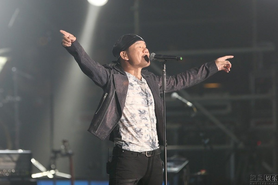 日发行自己的第一张专辑《我很丑,可是我很温柔》黄耀明(anthonywong)