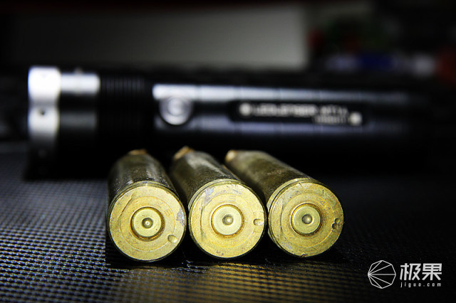 这不是子弹壳,是高射炮弹壳,打飞机的噢.