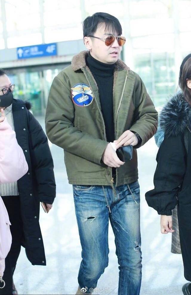 渣男雷佳音现身机场,行色匆匆胖出新高度,网友:渣男,你快跑