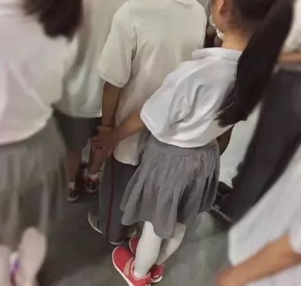 小学生都开始秀恩爱了! 而你,还躺在被窝里打王者!