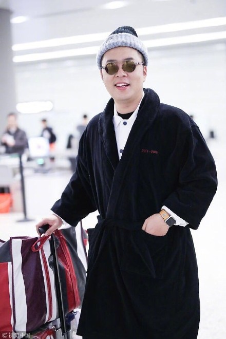 杜海涛拿编织袋穿睡衣走机场 却被郭敬明助理抢镜了