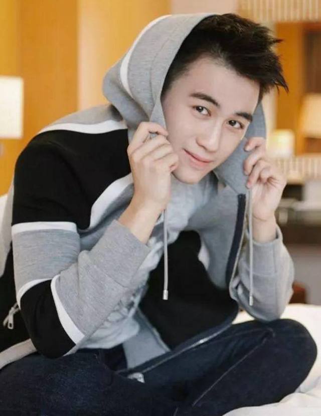 赌王儿子何猷君表白奚梦瑶因听说她要和别人恋爱吃醋