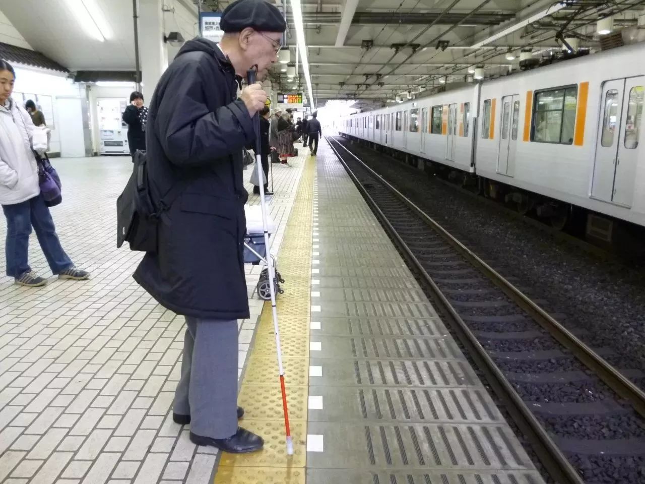 日本的盲人随意出行 中国的盲人出门举步维艰