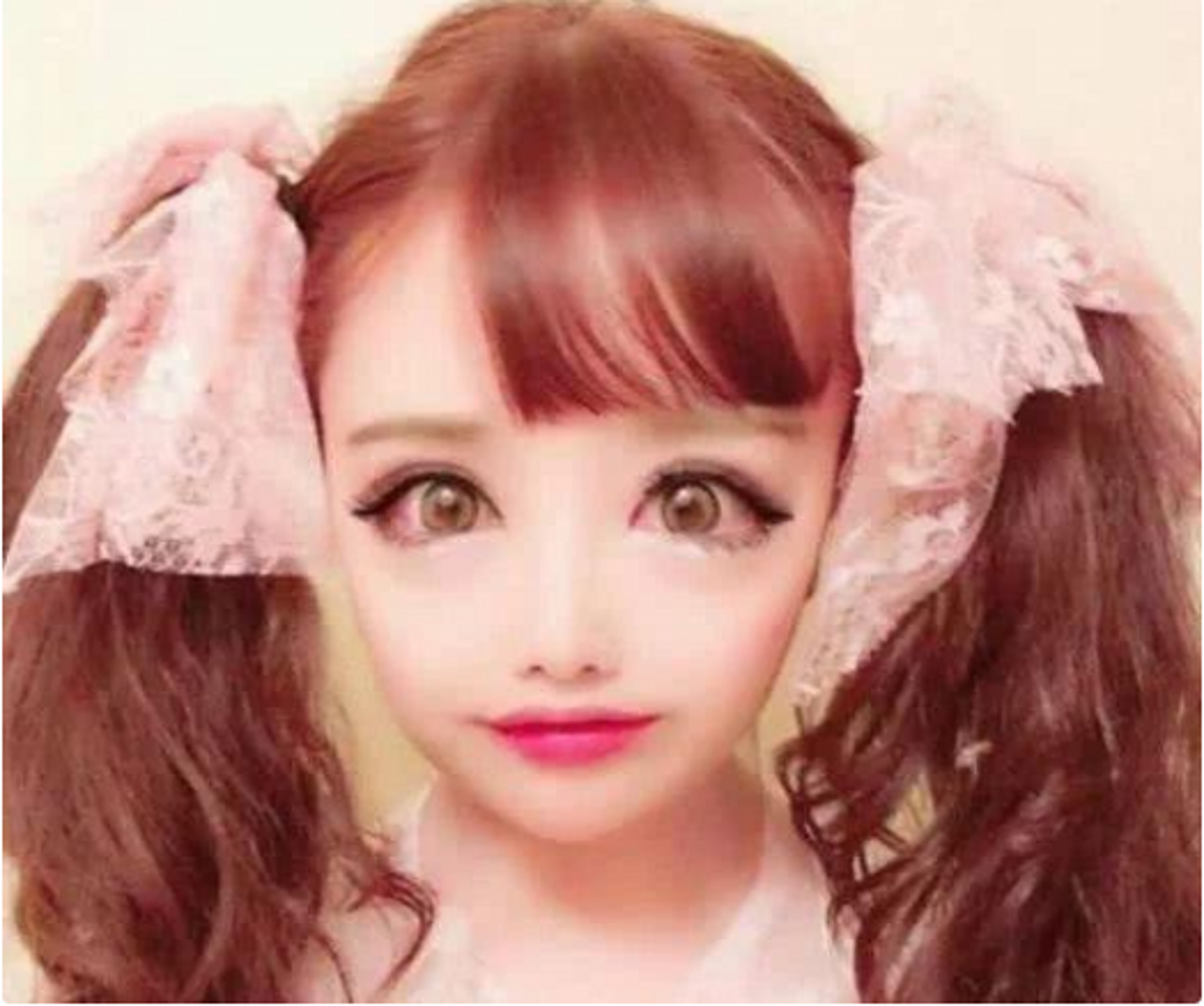 19岁奇葩女孩花600万整容成美少女!