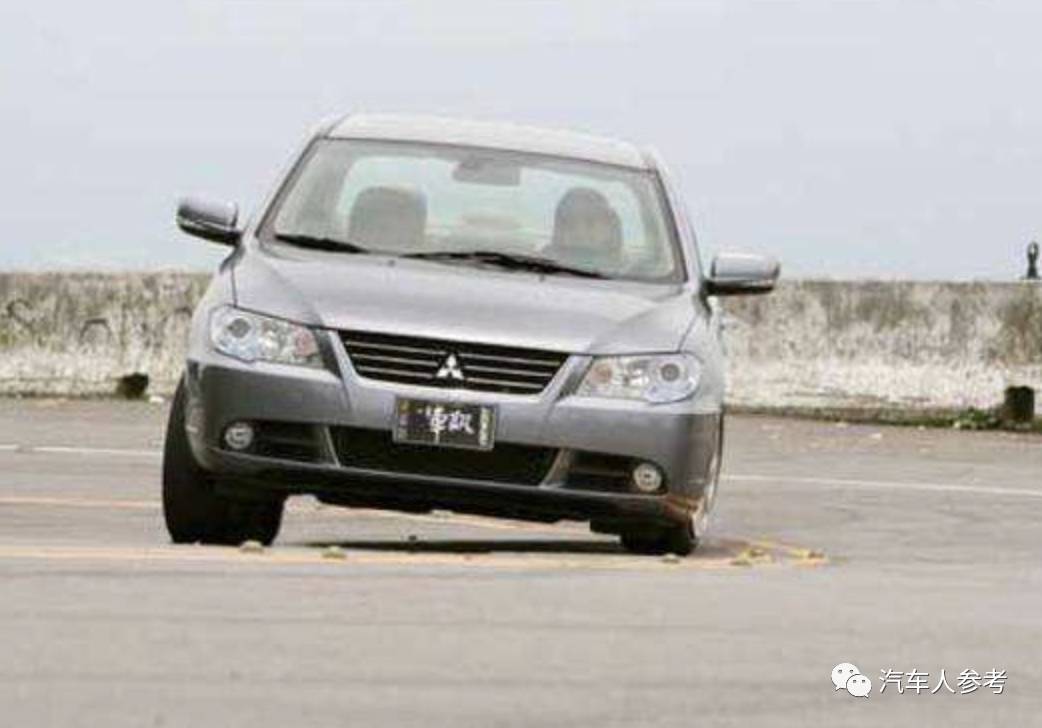 如果发生侧倾时,汽车悬架可能会导致车轮转向,进一步加剧汽车侧倾转向