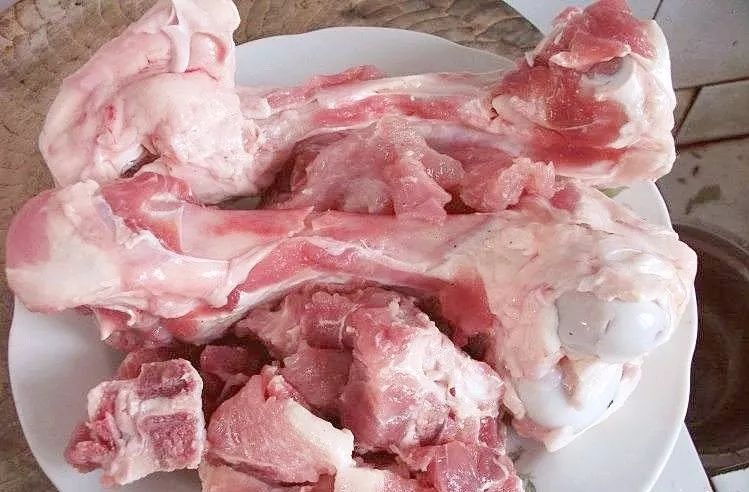 牛骨髓在 脊椎上,选取方法与猪骨相同,这样的骨髓饱满,新鲜.