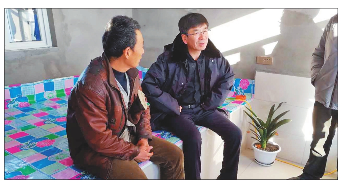 巴彦县委书记何宪光(左一)调研企业.巴彦县城新貌.