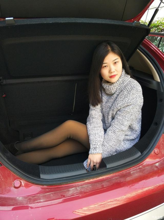美少女亲身带你体验远景s1后备箱到底多大!