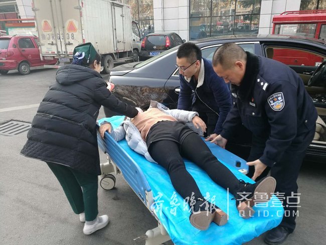 28日中午,泰安交警支队宁阳大队三中队队长王兆成和民警徐华接到110