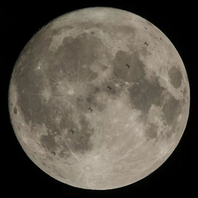 nasa 分享的这一张照片是国际空间站在经过月球时凌月的画面.