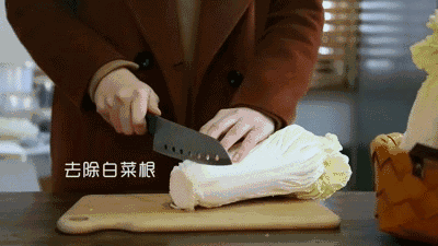 手 腌 白 菜最近美食君学了一个不占地方还酸甜爽口的腌白菜方法,吃过