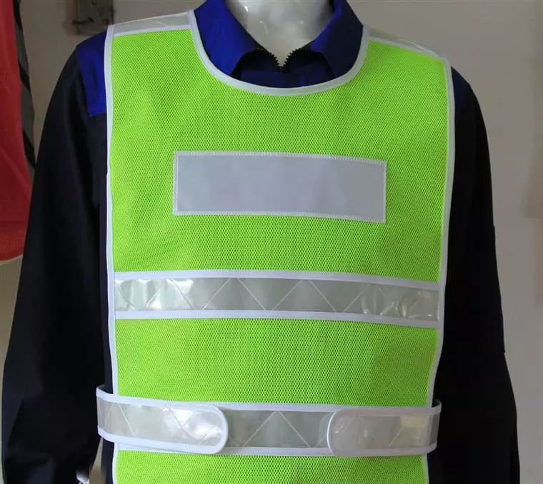 gb 7258-2017规定汽车(无驾驶室的三轮汽车除外)应配备1 件反光背心和