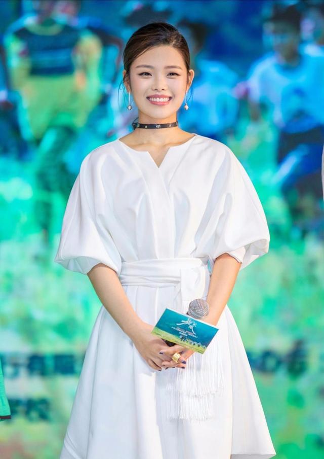 曾被吐槽"小丑鸭"的王莎莎大逆袭,白裙现身活动美到不敢认!