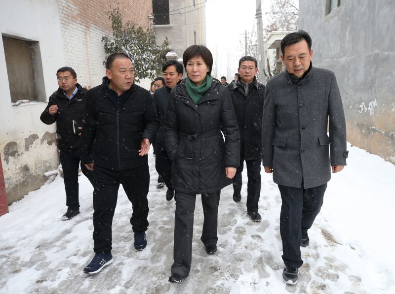 开封市委书记侯红迎风冒雪深入基层走访慰问贫困群众
