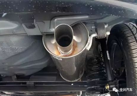 为啥有的汽车只有一根排气管 但有的却有两根呢?