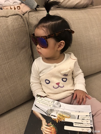 陈赫晒女儿帅气照小姑娘戴墨镜朝天辫霸气十足
