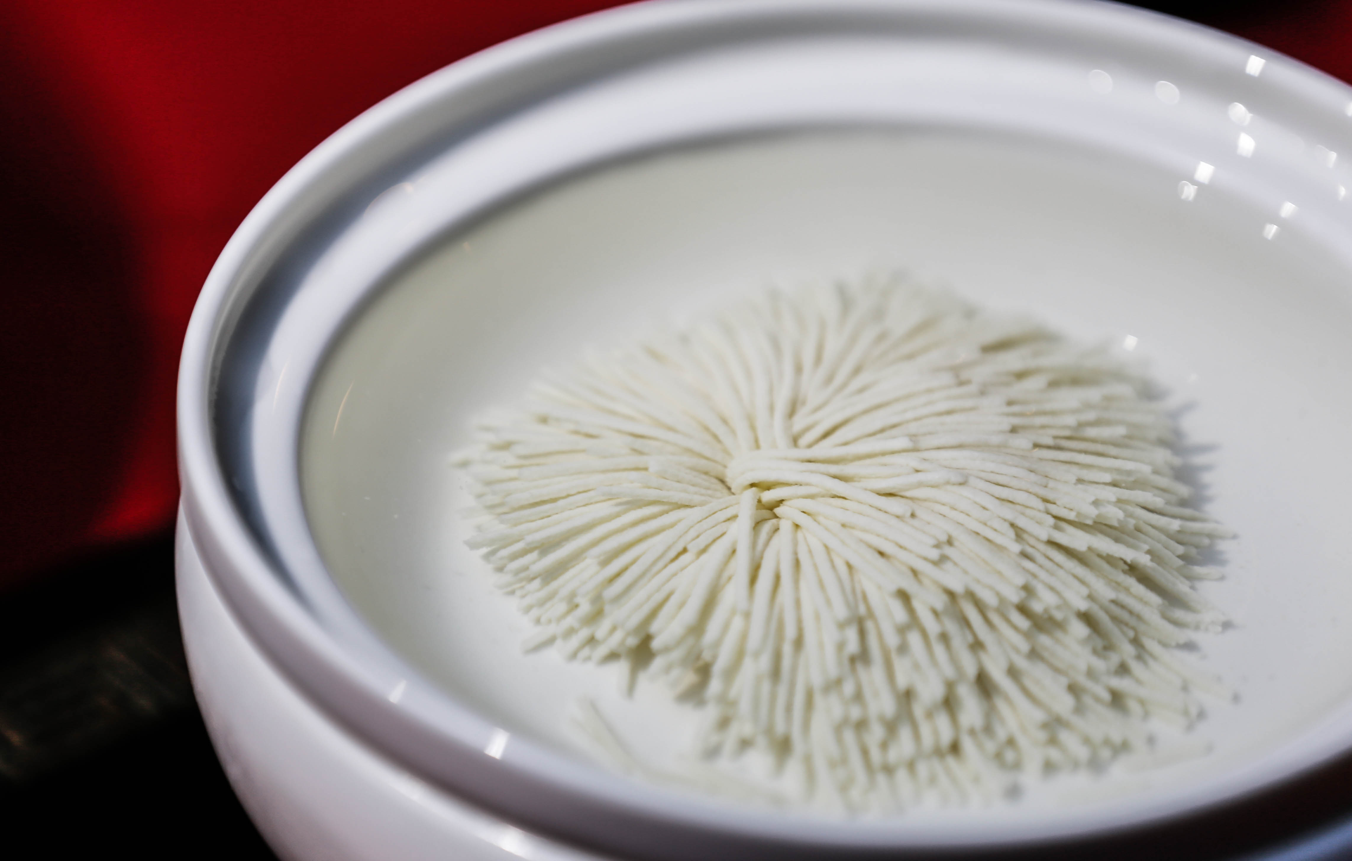 这个厉害厨师用一整块豆腐切成菊花