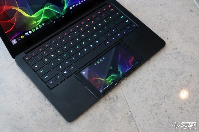 今年ces2018上展出的project linda則是……razer phone的手機底座