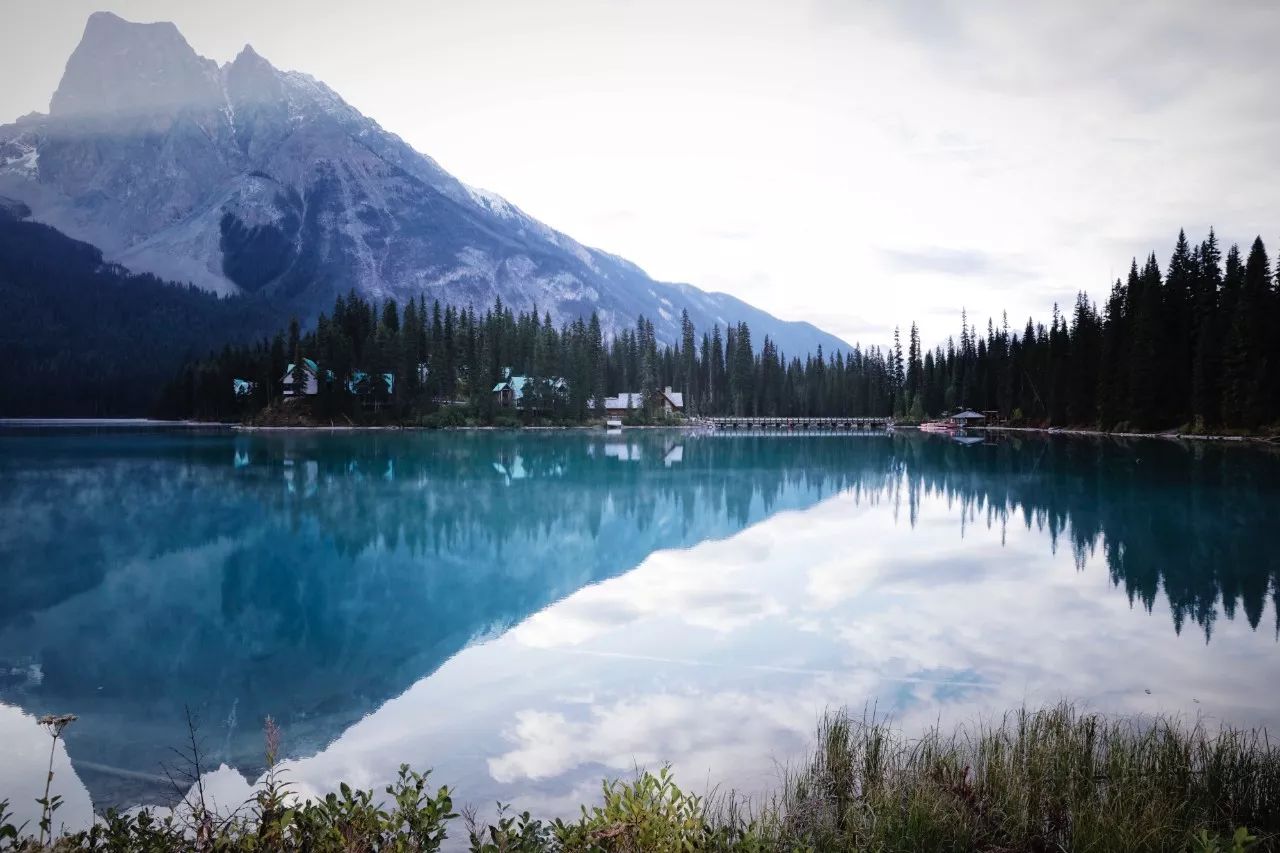地平线把湖光山色一分为二(5060万像素也算是拍摄风景的大杀器了)